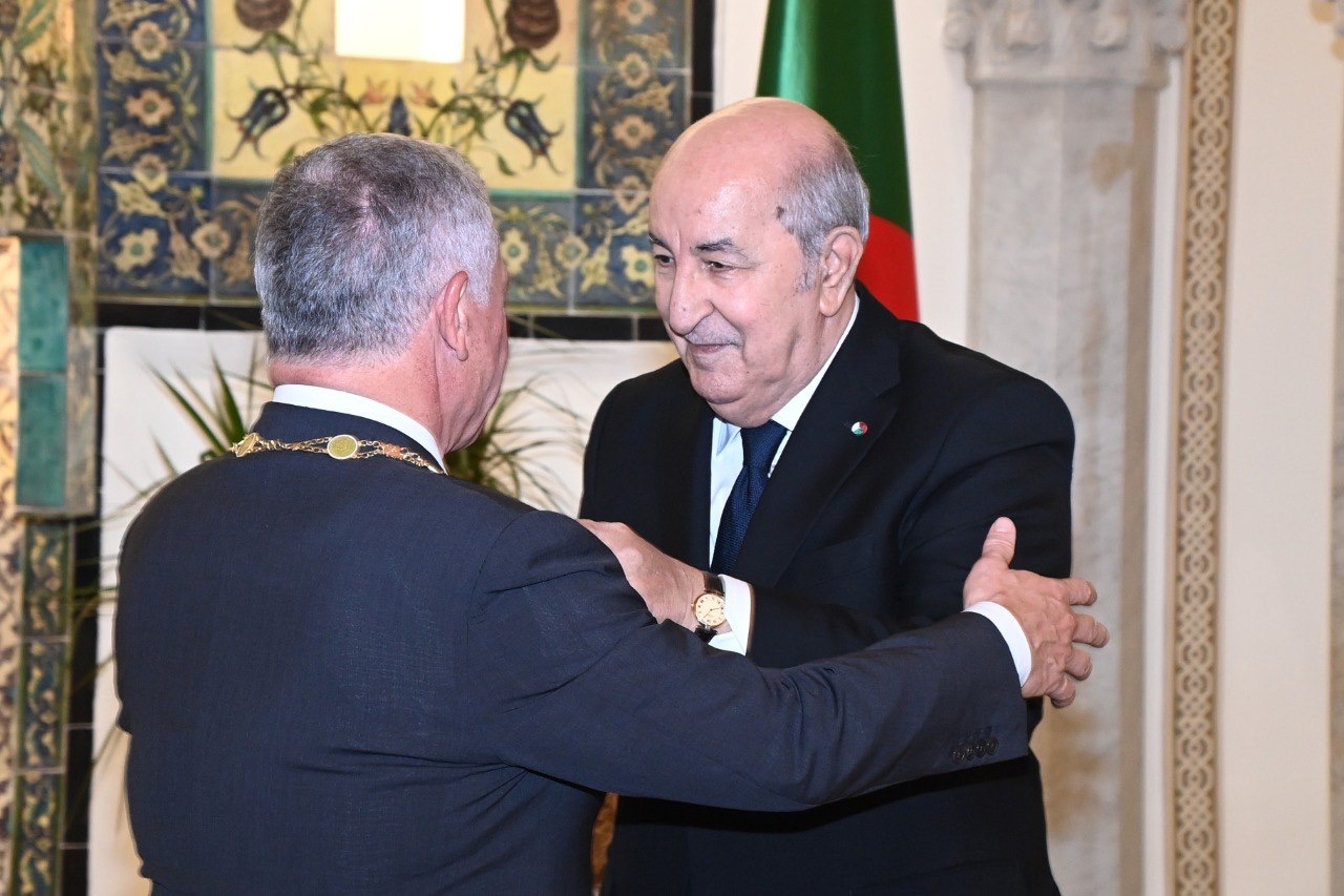 In pictures.. President Tebboune awards the King of Jordan with the Al-Atheer Medal - Al-Hiwar Al-Jazaeryya