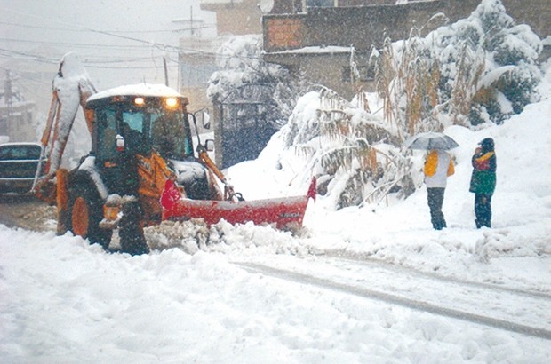 Roads cut off in two states due to snow - Al-Hiwar, Algeria