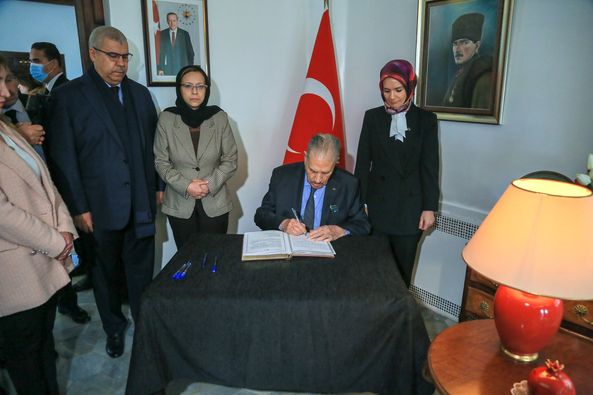 In the name of the President of the Republic... Vogel signs the condolence book at the Turkish Embassy in Algeria - Al-Hiwar Al-Jazaeryia