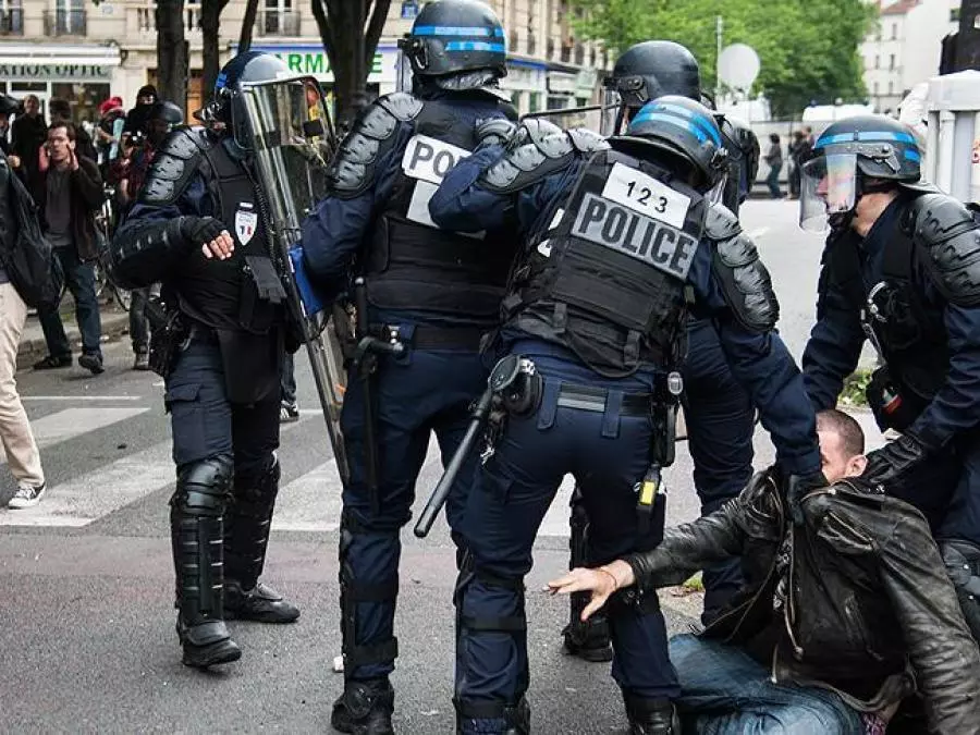 France: Police use violence against protesters - Al-Hiwar Al-Jazaeryia