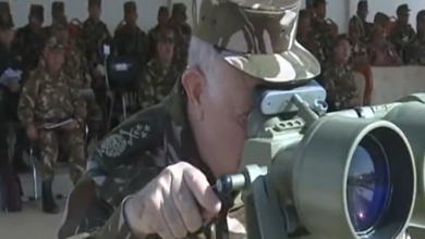 Lieutenant General Chanegriha supervises the implementation of a tactical exercise with live ammunition in Djanet - El Hewar, Algeria