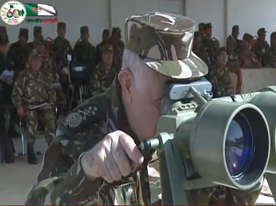 Lieutenant General Chanegriha supervises the implementation of a tactical exercise with live ammunition in Djanet - El Hewar, Algeria