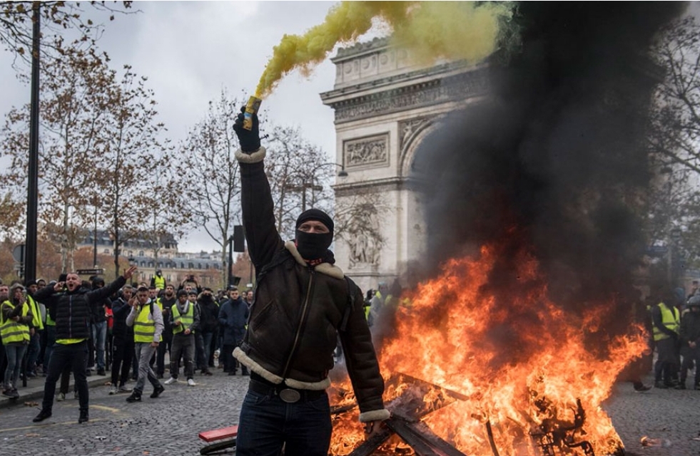 Massive protests in France, and Macron refuses to back down - Al-Hiwar Al-Jazaeryia