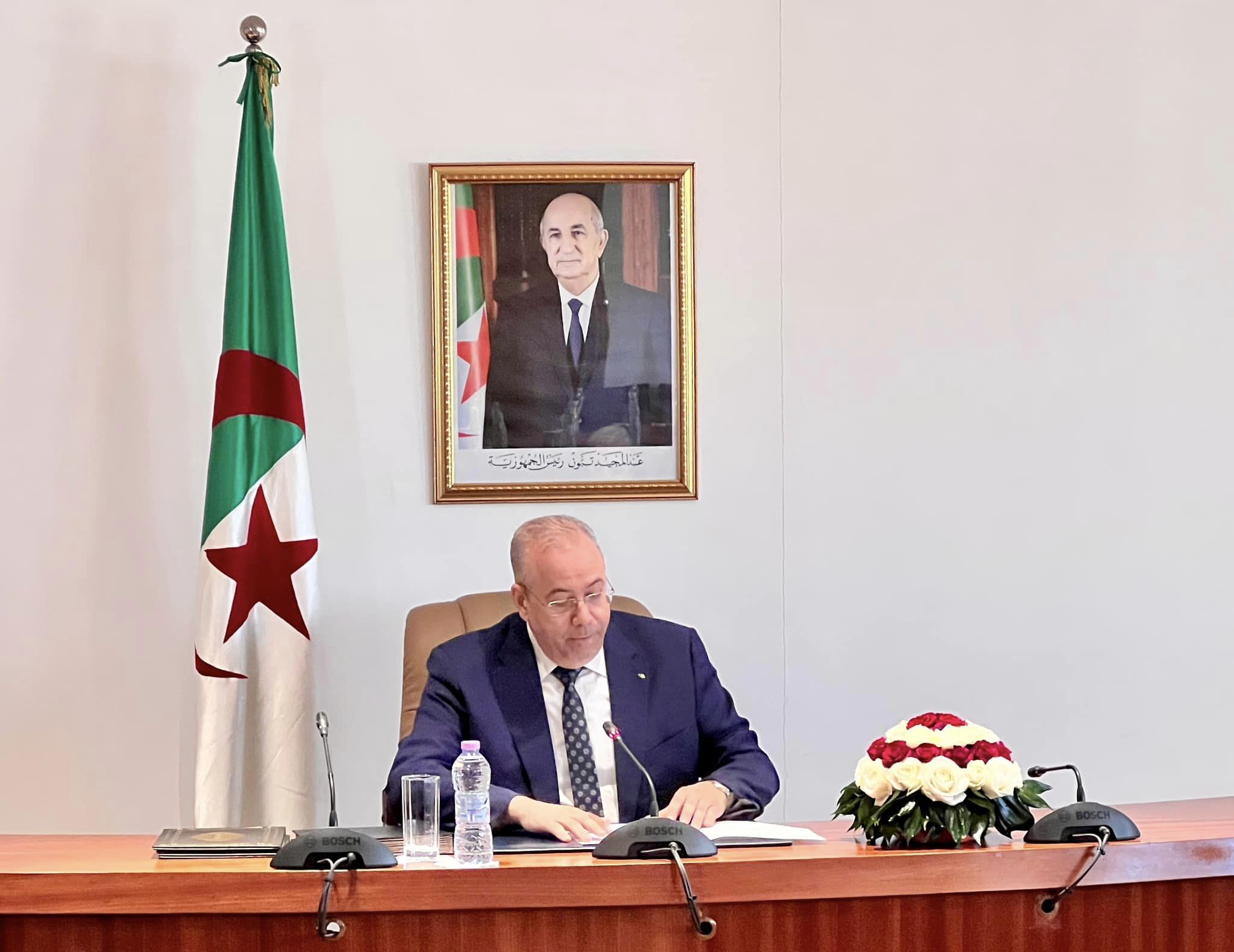 Pictures.. Zagdar supervises the installation of new general directors for the Ministry of Industry - Al-Hiwar Algeria