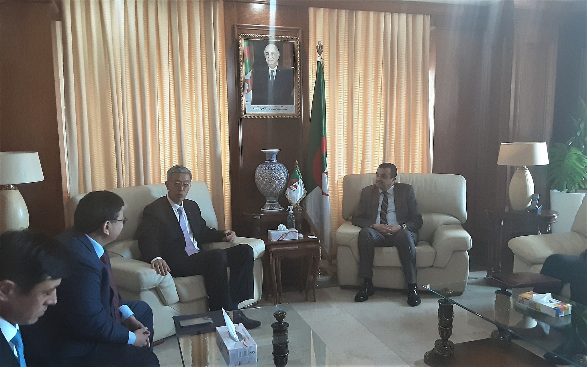 Arkab receives the Vice President of the Chinese National Chemical Engineering Co., Ltd. "CNCEC" - Al-Hiwar Algeria