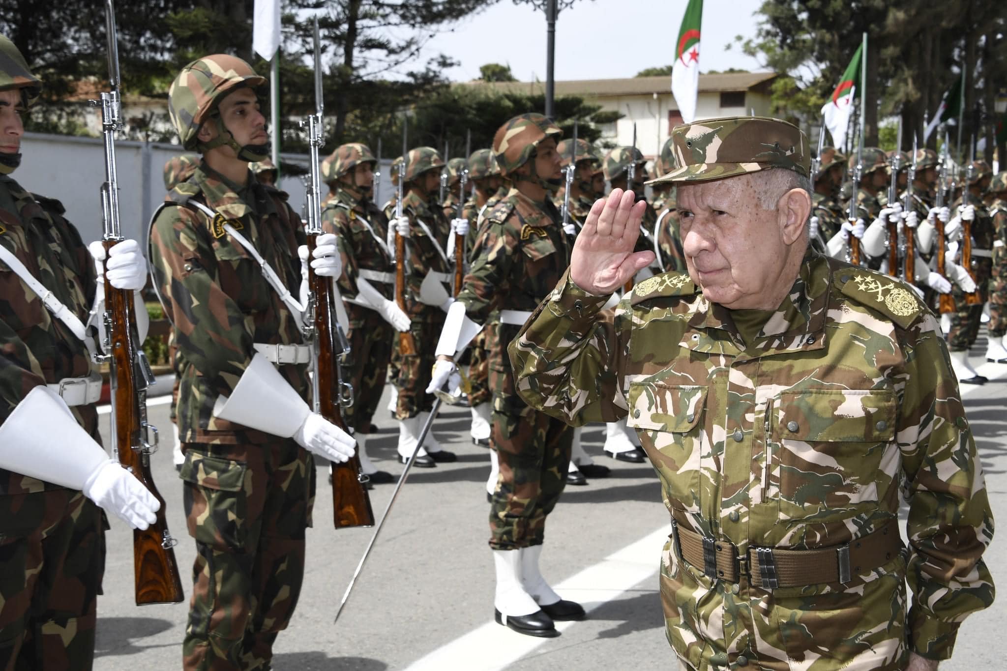 In pictures.. Lieutenant General Al-Said Chanegriha on a working and inspection visit to the Republican Guard Command - Al-Hiwar Algeria