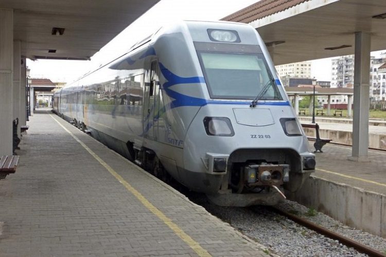 Temporary stop for trains on the Algiers-Oran-Algiers-Algeria-Houar line