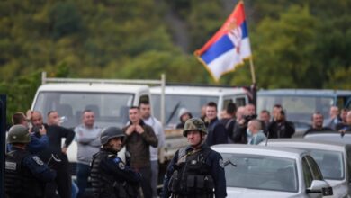 Tension in northern Kosovo, and Serbia orders its army units to approach the Algerian border - Al-Hiwar