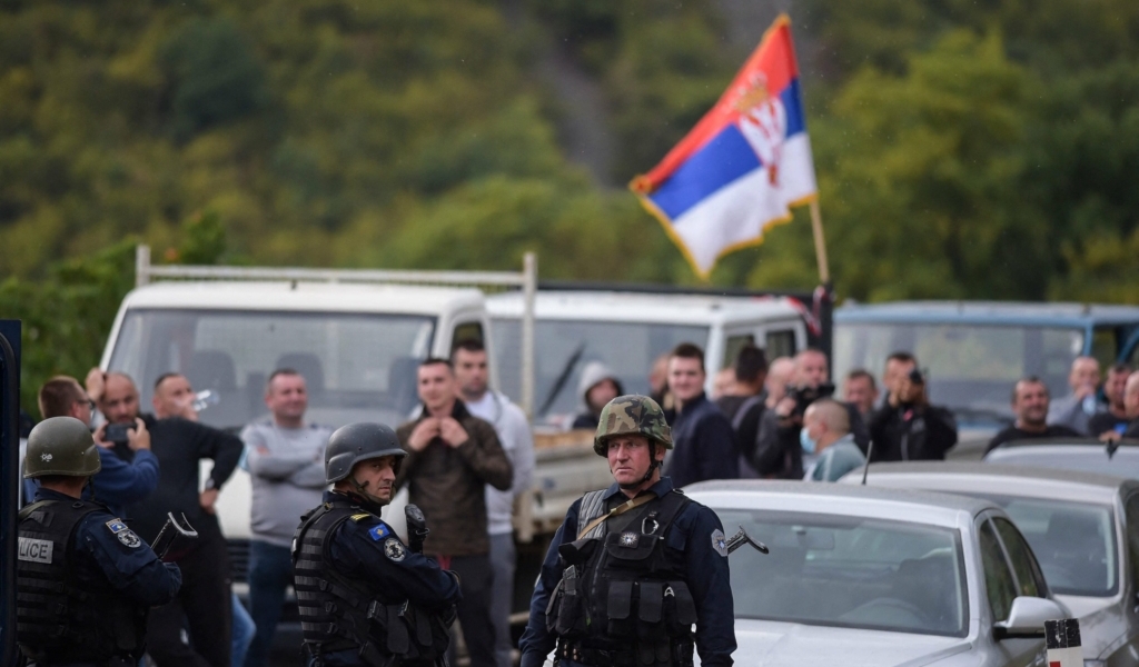 Tension in northern Kosovo, and Serbia orders its army units to approach the Algerian border - Al-Hiwar