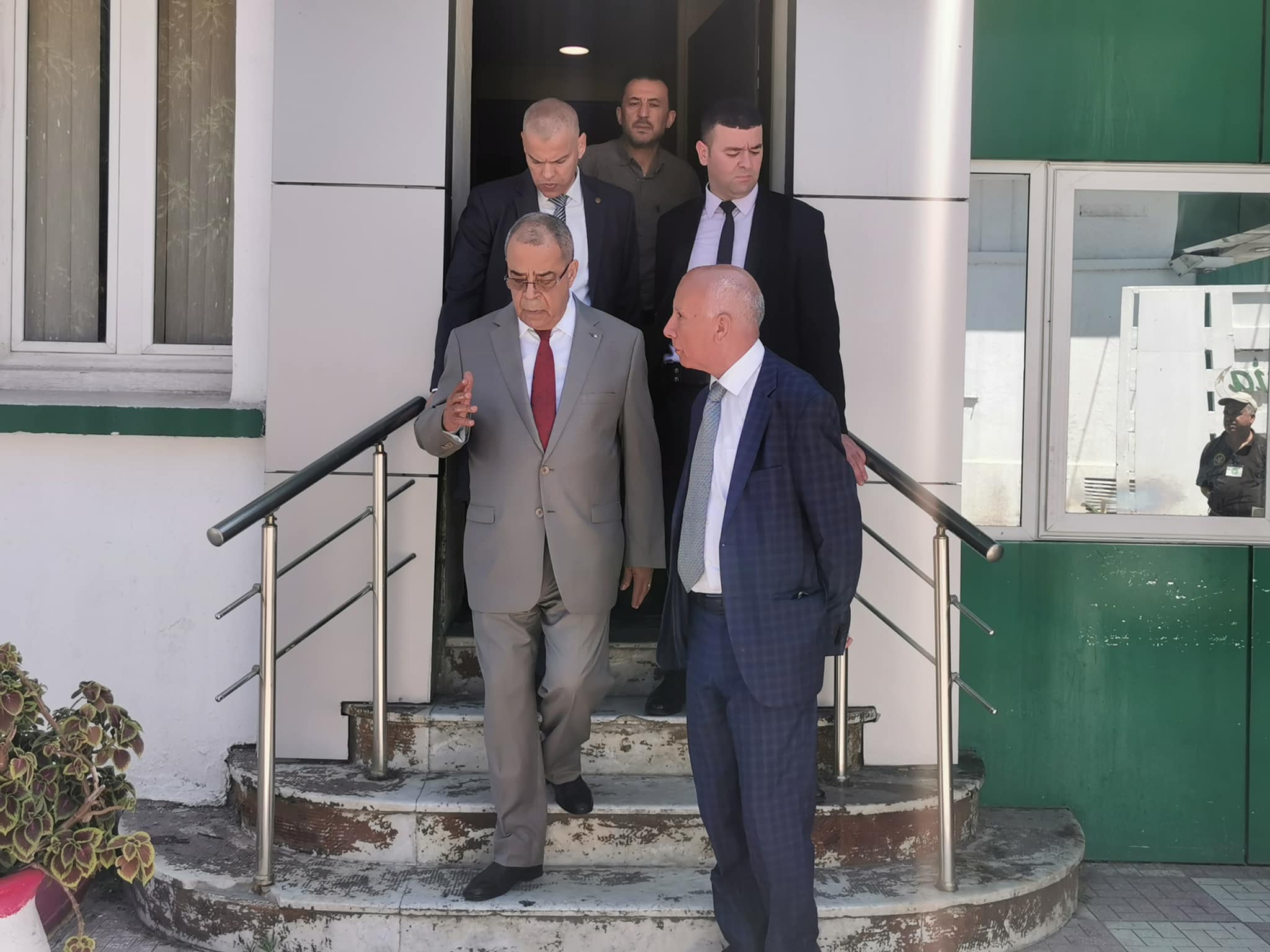 Aoun on a surprise visit to the El-Mahrousa Factory for the production of table oil - El-Houwar Algeria