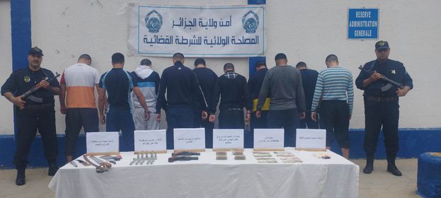 The capital.. Arresting a neighborhood gang and seizing two firearms - Al-Hiwar Al-Jazairia