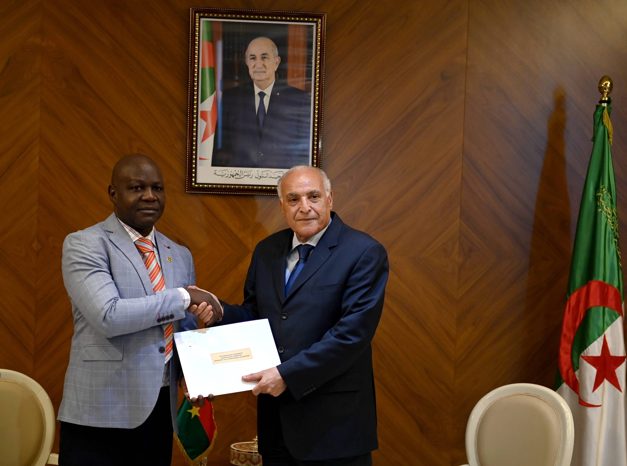 The transitional president of Burkina Faso sends a written message to President Tebboune