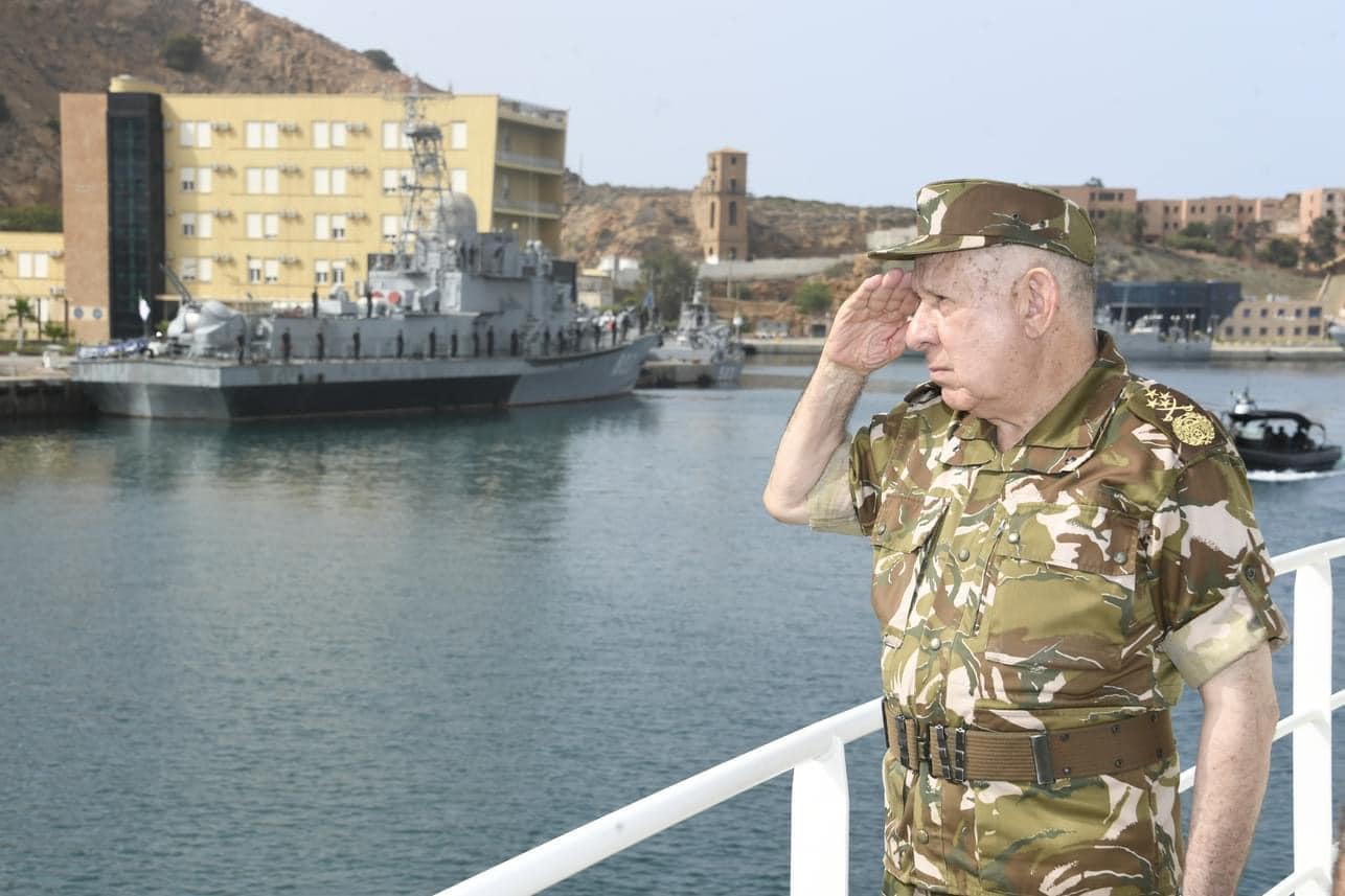 Lieutenant General Al-Said Chanegriha supervises the implementation of a naval tactical exercise at the western waterfront - Al-Houwar Al-Jazairia
