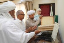 The Minister of Culture hands over a rare copy of the Ottoman Qur’an to the sheikh of Al-Zawiya Al-Bakriya, with Tantyt and notables from the state of Adrar - Al-Hiwar Algeria