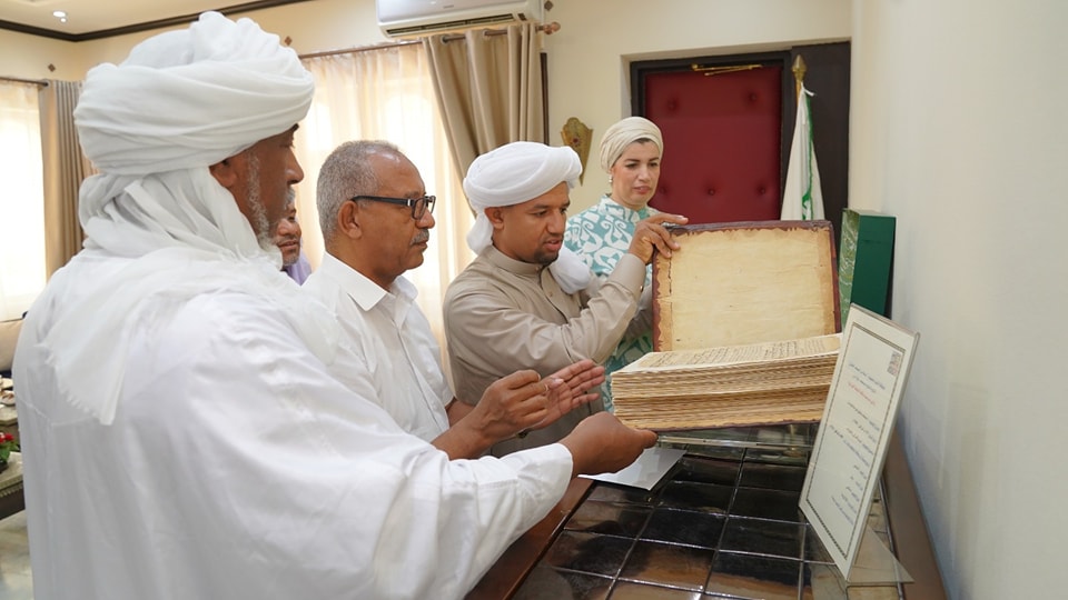 The Minister of Culture hands over a rare copy of the Ottoman Qur’an to the sheikh of Al-Zawiya Al-Bakriya, with Tantyt and notables from the state of Adrar - Al-Hiwar Algeria