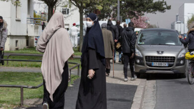 France prohibits the expression of religious affiliation in schools, and Macron orders "firmness"