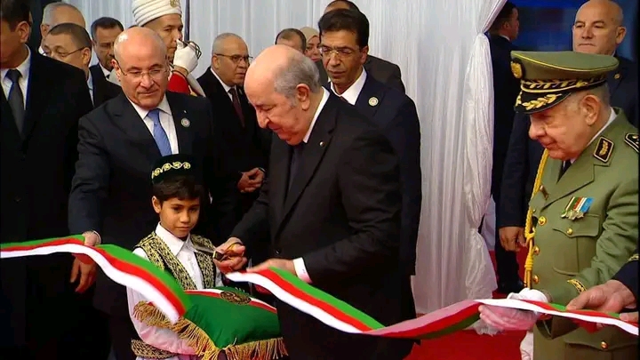 The President of the Republic opens the Algerian production exhibition - Algerian Dialogue