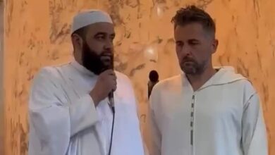 In the video.. The Mouloudia Algiers coach pronounces the Shahada and converts to Islam - New Algeria