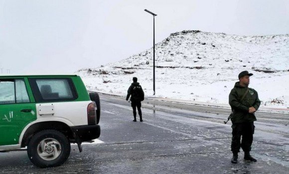 Traffic returns on roads blocked due to snow accumulation - New Algeria